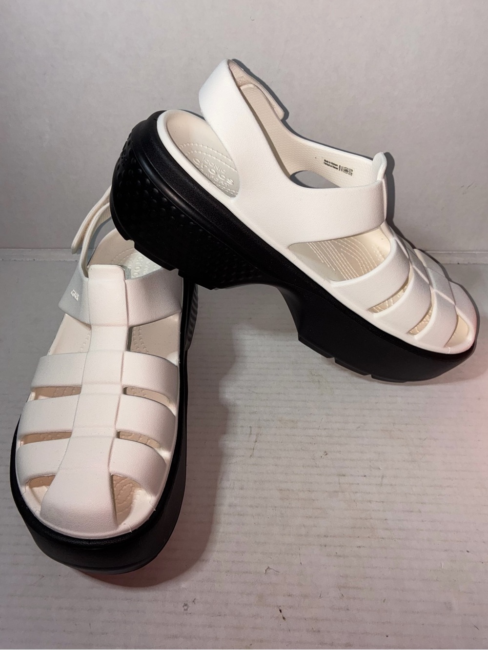 NWOB CROCS White & Black Stomp Fisherman Platform Sandals Women Sz 10 Men Sz 8
